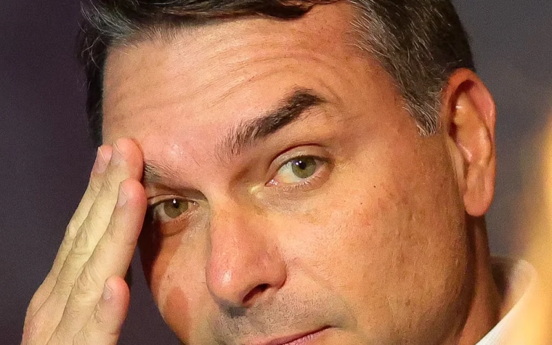 Patrimônio de Flávio Bolsonaro inclui Mercedes de R$ 427 mil registrada em nome de escritório