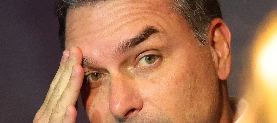 Patrimônio de Flávio Bolsonaro inclui Mercedes de R$ 427 mil registrada em nome de escritório