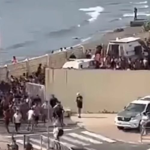 Migrantes entram na Espanha após atravessar o mar a nado