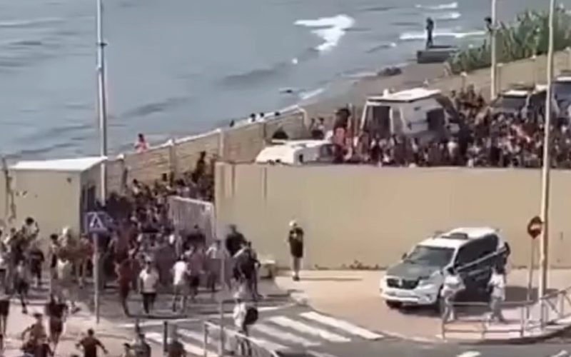Migrantes entram na Espanha após atravessar o mar a nado