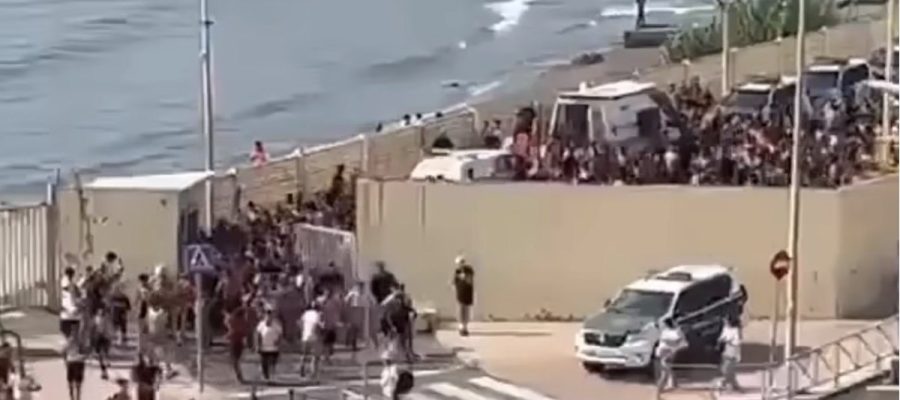 Migrantes entram na Espanha após atravessar o mar a nado