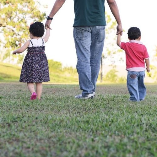 Entre a ausência e o excesso: o desafio de educar uma nova geração