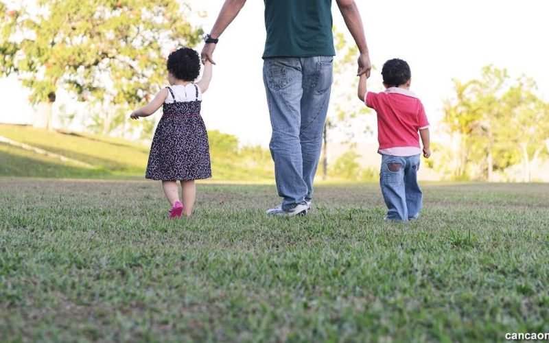 Entre a ausência e o excesso: o desafio de educar uma nova geração