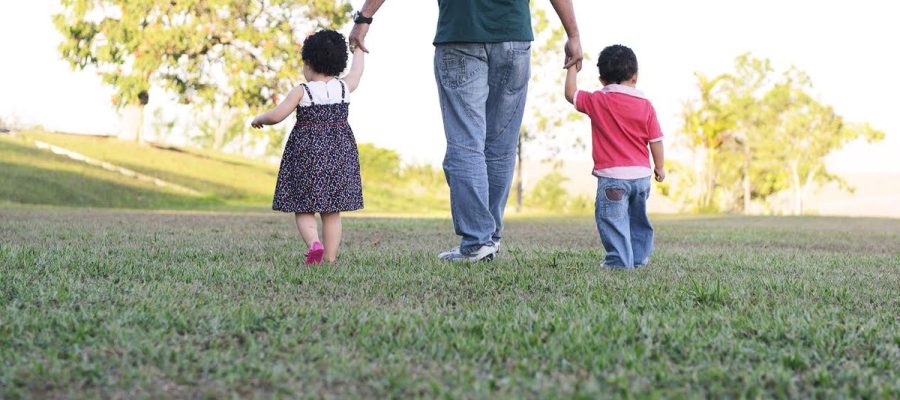 Entre a ausência e o excesso: o desafio de educar uma nova geração