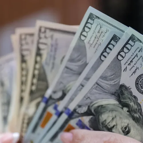 Apesar de impasse na guerra, real resiste e dólar cai a R$ 4,98