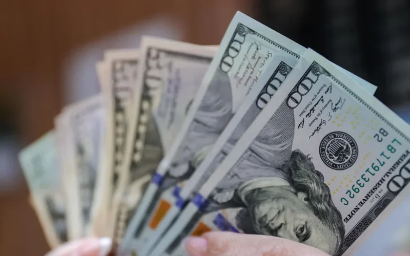 Dólar fecha abaixo de R$ 4,90 e atinge menor valor desde janeiro de 2024