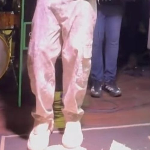 Cantor emociona idosa ao dedicar música durante apresentação de rua em Maceió