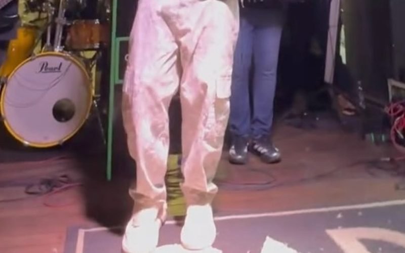 Cantor emociona idosa ao dedicar música durante apresentação de rua em Maceió