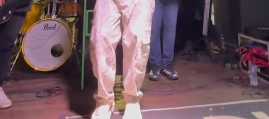Cantor emociona idosa ao dedicar música durante apresentação de rua em Maceió