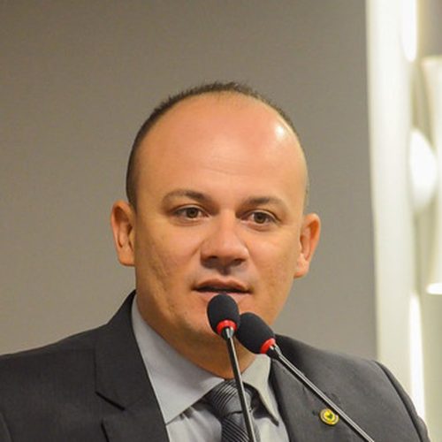 “PT está envolvido em todos os roubos do Brasil”, diz deputdado ao defender Flávio Bolsonaro
