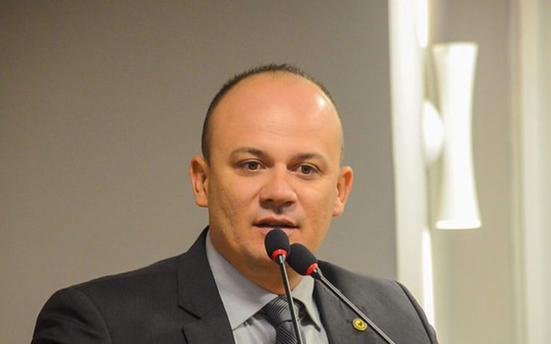 “PT está envolvido em todos os roubos do Brasil”, diz deputdado ao defender Flávio Bolsonaro