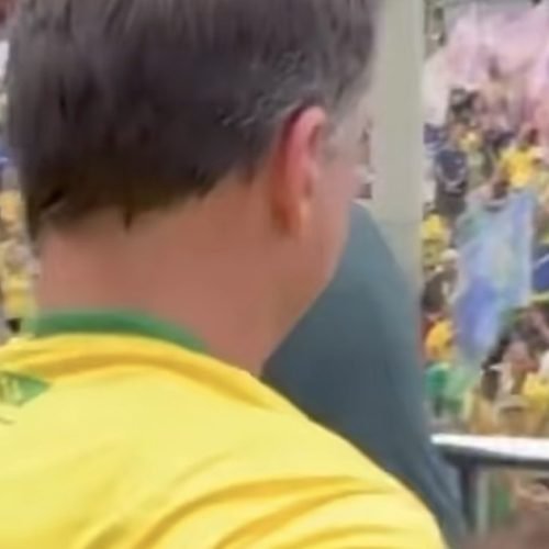 Ao lado de esposa, Flávio Bolsonaro acena para apoiadores