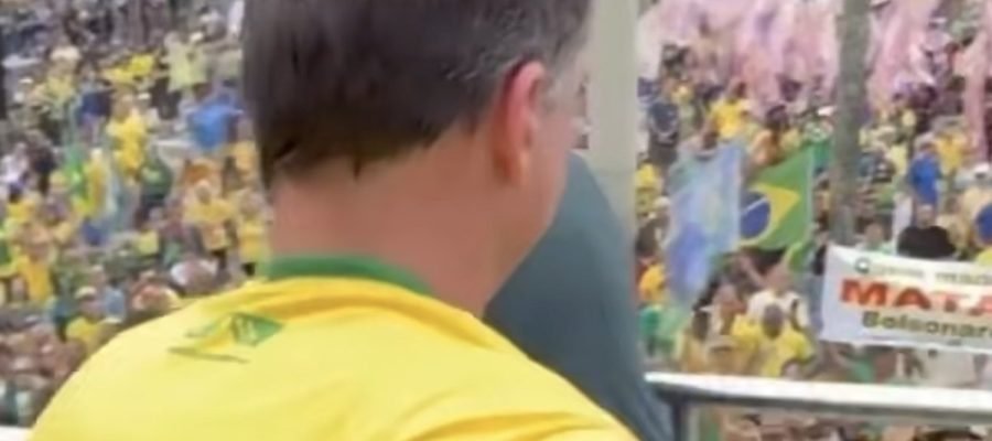 Ao lado de esposa, Flávio Bolsonaro acena para apoiadores
