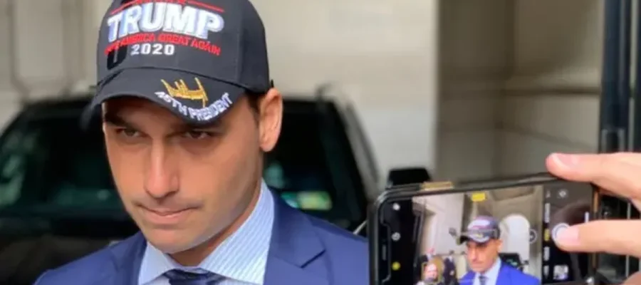 Eduardo teria poder sobre o orçamento do filme de Bolsonaro, diz Intercept