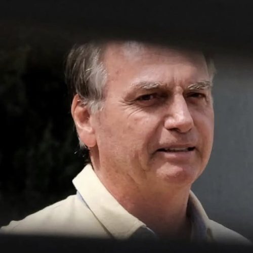 Médicos dizem que soluços de Bolsonaro estão controlados e ocorrem uma vez por semana