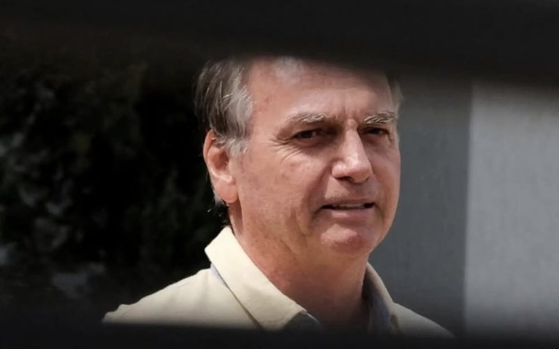 Médicos dizem que soluços de Bolsonaro estão controlados e ocorrem uma vez por semana
