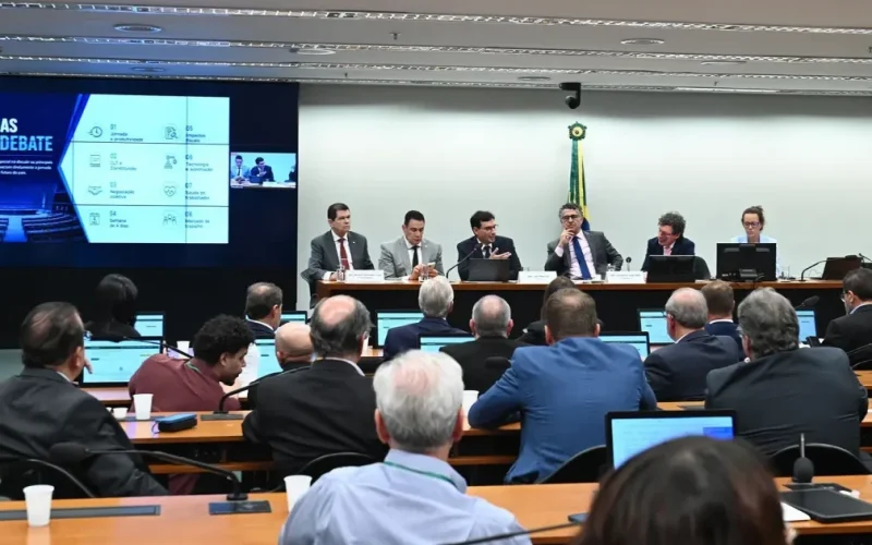 Líderes do Centrão negam embarcar em sugestão do PL por escala 4×3