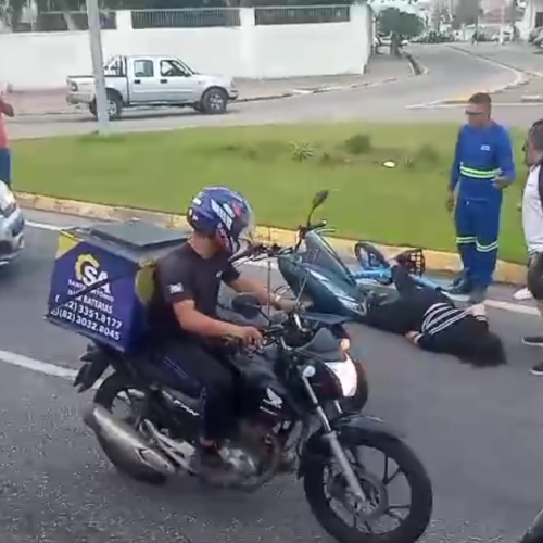 Jovem se fere ao colidir com bicicleta elétrica em carro estacionado no Farol, em Maceió