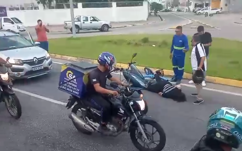 Jovem se fere ao colidir com bicicleta elétrica em carro estacionado no Farol, em Maceió