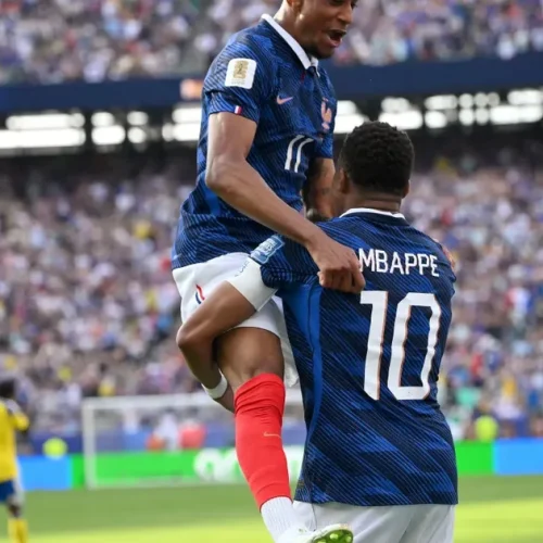 Mbappé brilha, França vence a Suécia e avança com autoridade às oitavas da Copa do Mundo