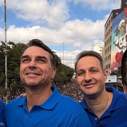 Flávio Bolsonaro diz que “o mal será expulso do governo” durante Marcha para Jesus