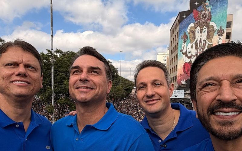 Flávio Bolsonaro diz que “o mal será expulso do governo” durante Marcha para Jesus