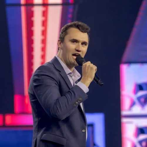 Influenciador conservador Charlie Kirk é baleado durante evento em universidade