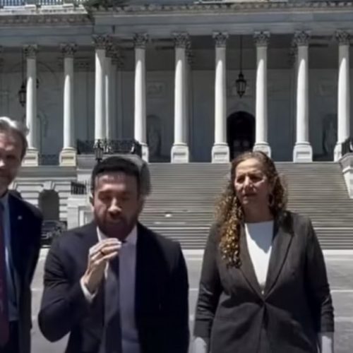 Janones diz que conversou com congressistas nos EUA e manda recado a Flávio: “Não adianta desmaiar”