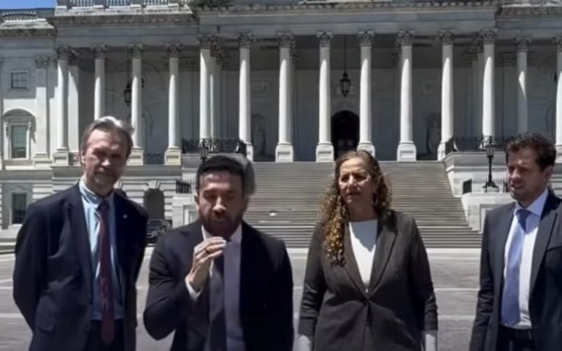 Janones diz que conversou com congressistas nos EUA e manda recado a Flávio: “Não adianta desmaiar”