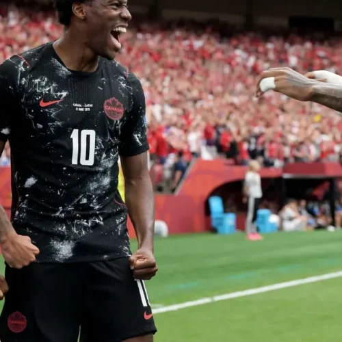 Canadá goleia Catar, conquista primeira vitória em Copas e perde Koné por grave lesão