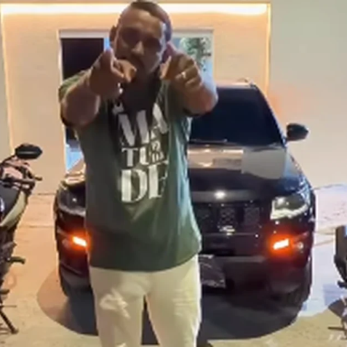 Pastor publica vídeo sobre conquistas de sua igreja em um vídeo em meio a carro e motos: “É por causa do teu dízimo”