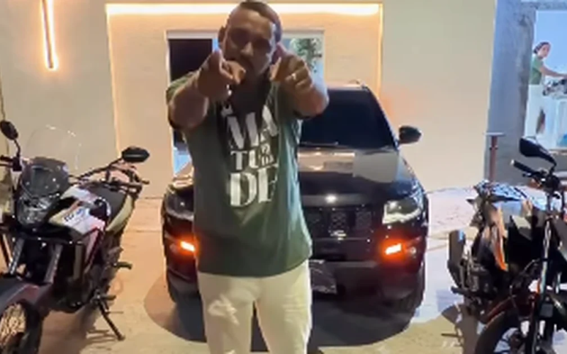 Pastor publica vídeo sobre conquistas de sua igreja em um vídeo em meio a carro e motos: “É por causa do teu dízimo”