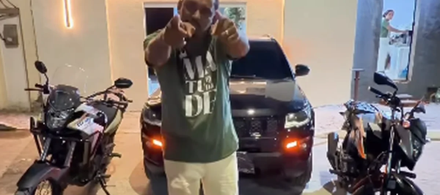 Pastor publica vídeo sobre conquistas de sua igreja em um vídeo em meio a carro e motos: “É por causa do teu dízimo”