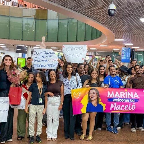 Eterna primeira-dama, Marina JHC é recepcionada com homenagem de mães de estudantes do Maceió Abraça o Mundo