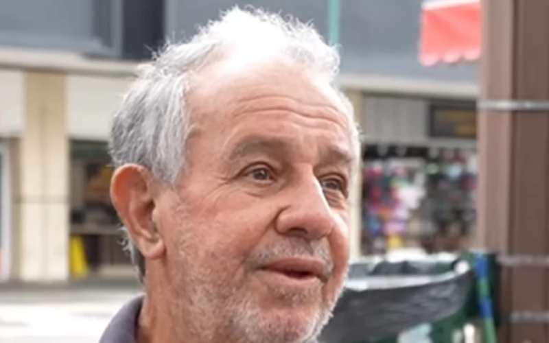 Aposentado declara voto em Flávio Bolsonaro : ”Lula não fez nada”