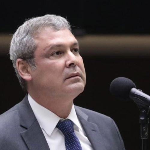 Lindbergh diz que Flávio e Eduardo Bolsonaro “devem estar em festa” após EUA revogarem visto de embaixadora