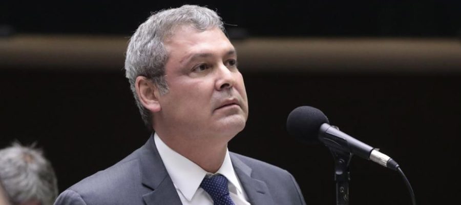 Lindbergh diz que Flávio e Eduardo Bolsonaro “devem estar em festa” após EUA revogarem visto de embaixadora