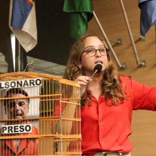 Vereadora ironiza Bolsonaro com gaiola: “Ele só soluça”