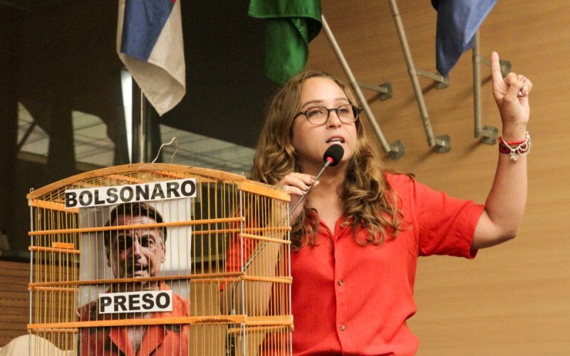 Vereadora ironiza Bolsonaro com gaiola: “Ele só soluça”
