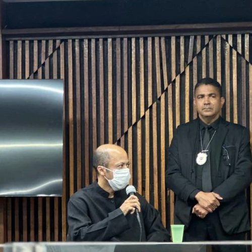 “Ele é doido, esquizofrênico”, afirma defesa de serial killer durante júri
