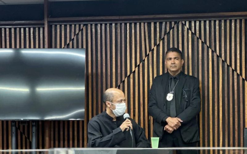 “Ele é doido, esquizofrênico”, afirma defesa de serial killer durante júri
