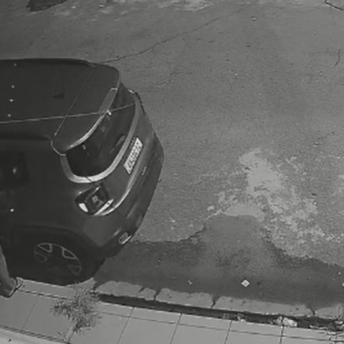 Homem é flagrado arrombando carro em tempo record na Jatiúca