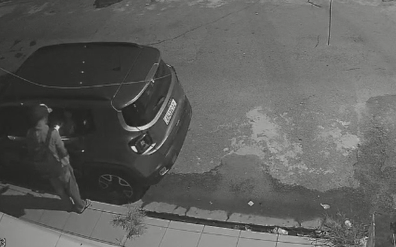 Homem é flagrado arrombando carro em tempo record na Jatiúca