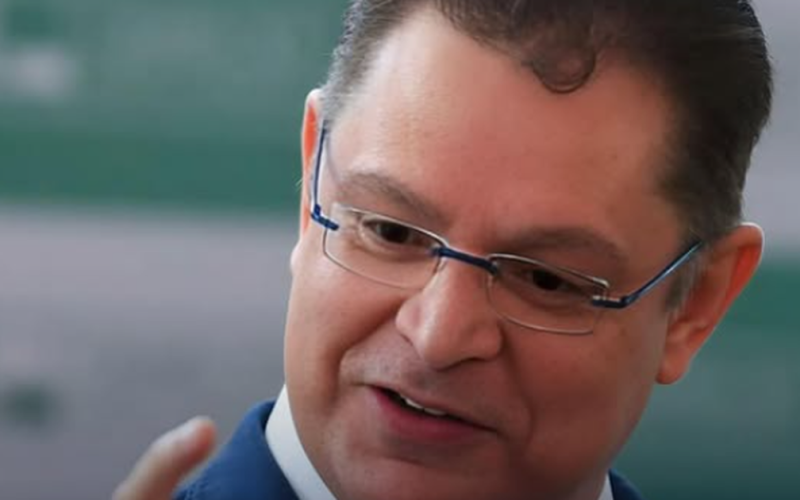 Líder do PL na Câmara diz que partido vai apoiar a escala 4×3