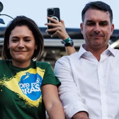 Michelle Bolsonaro quer pedido de desculpas público para entrar na campanha de Flávio, diz jornal