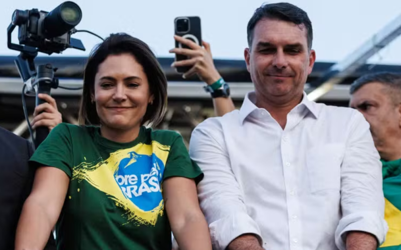 Michelle Bolsonaro quer pedido de desculpas público para entrar na campanha de Flávio, diz jornal