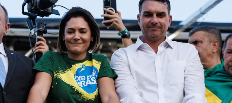 Michelle Bolsonaro quer pedido de desculpas público para entrar na campanha de Flávio, diz jornal