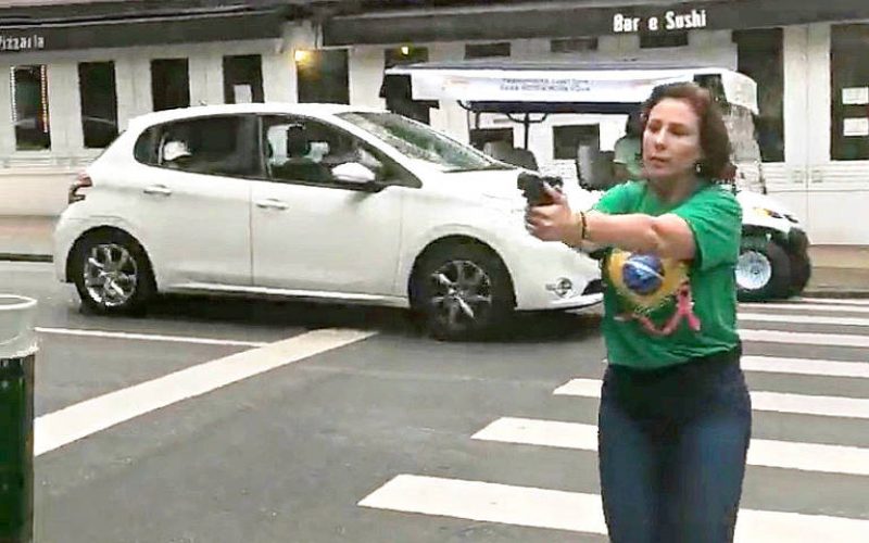 Condenada a mais de 10 anos de prisão, Carla Zambelli tem parecer para continuar com mandato de Deputada