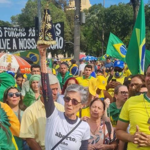 Vídeo de Cássia Kis orando em ato bolsonarista volta a viralizar