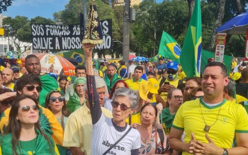 Vídeo de Cássia Kis orando em ato bolsonarista volta a viralizar